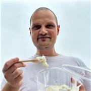 Laureto con lode in Scienze filosofiche, offre ripetizioni a studenti di scuole superiori e studenti universitari